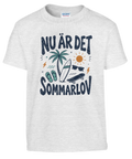 Färgglatt motiv med semestertema och texten Nu är det sommarlov