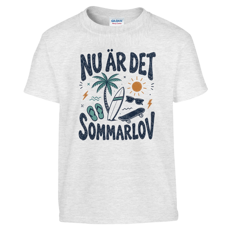 Färgglatt motiv med semestertema och texten Nu är det sommarlov