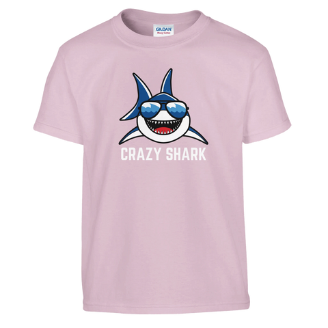 Tecknad haj med solglasögon och text "CRAZY SHARK" på rosa barnt-shirt.