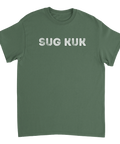Militärgrön t-shirt med kaxig Sug Kuk text i grafisk design