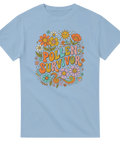 Hippie-inspirerat tryck med texten Pollen Survivor på en ljusblå t-shirt