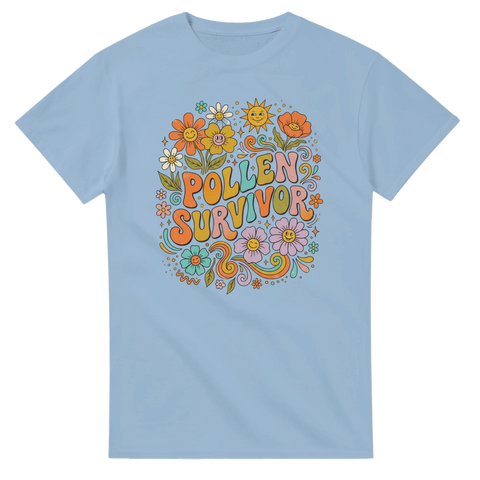 Hippie-inspirerat tryck med texten Pollen Survivor på en ljusblå t-shirt