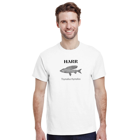 Man bär vit t-shirt med harr-motiv och avslappnad passform