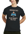Man bär svart t-shirt med Swedish Cals motiv och Volvo 140 illustration
