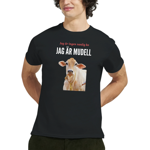 Man som bär en svart t-shirt med det roliga ko-trycket Jag är mudell