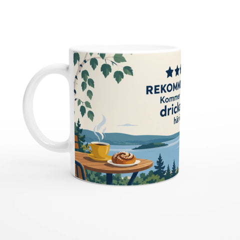 Illustration av en kaffekopp och kanelbulle under ett björkträd vid en sjö