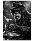 Detaljrik musikposter föreställande en apa i skinnpaj som spelar jazztrummor, fångad i ett noir-liknande uttryck.