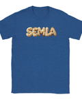 Semla-text i 3D-stil med grädde och mandelmassa på blå t-shirt.