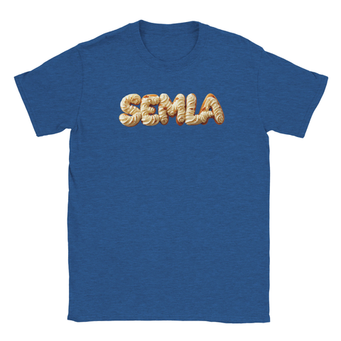 Semla-text i 3D-stil med grädde och mandelmassa på blå t-shirt.