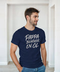 Man bär en marinblå t-shirt med texttryck om pappas behov av öl