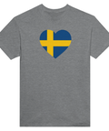 Svenska flaggan som hjärta på en grå t-shirt, minimalistisk design.
