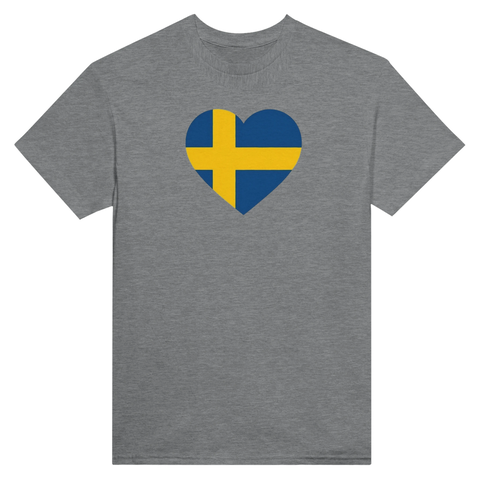 Svenska flaggan som hjärta på en grå t-shirt, minimalistisk design.