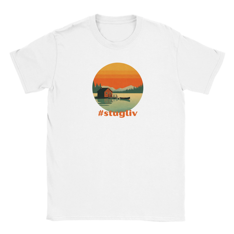 T-shirt med grafiskt motiv av en stuga och texten stugliv
