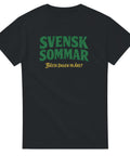 Svensk sommar text-tryck i grönt och gult på en svart t-shirt