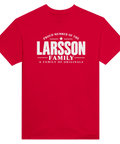Röd t-shirt med texten Larsson – A Family of Originals