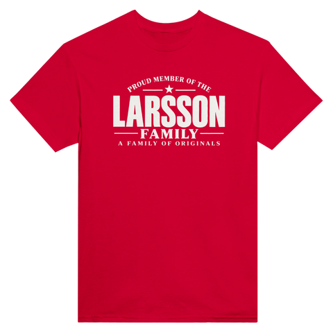 Röd t-shirt med texten Larsson – A Family of Originals