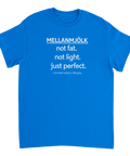 Blå t-shirt med vit textdesign som hyllar den lagom livsstilen