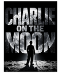 Silhuett av Charlie Chaplin med hatt och käpp stående på månens yta framför en stor lysande fullmåne i svartvitt.
