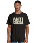 Man bär svart ekologisk t-shirt med provokativ text