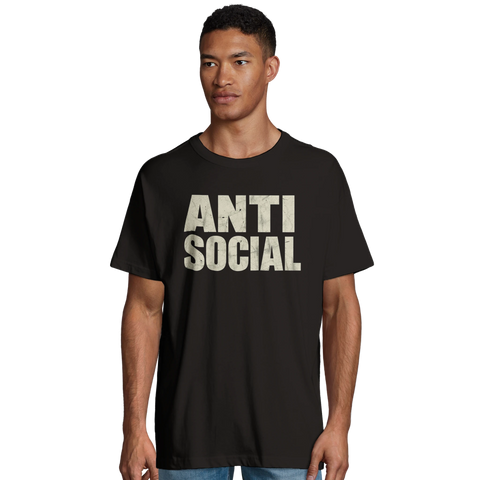 Man bär svart ekologisk t-shirt med provokativ text