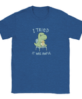 Lekfull illustration av en trött dinosaurie med MEH-medalj på blå melerad t-shirt