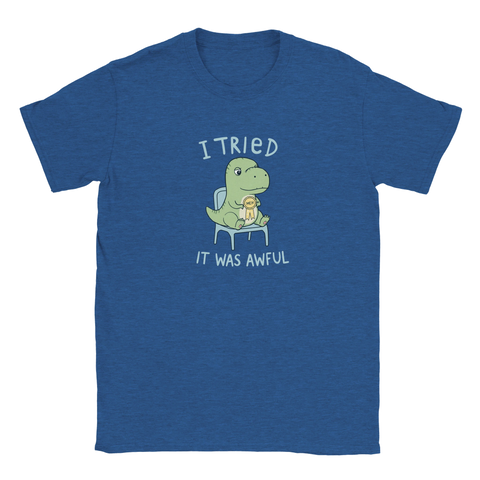 Lekfull illustration av en trött dinosaurie med MEH-medalj på blå melerad t-shirt