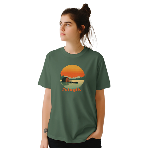 Kvinna bär grön t-shirt med stämningsfullt grafiskt tryck av en sommarstuga