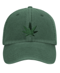Mörkgrön dad cap med ett detaljerat broderat cannabisblad framtill