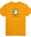 Tecknad sovande uggla på gren med text "SITTER OCH UGGLAR" på gul t-shirt.