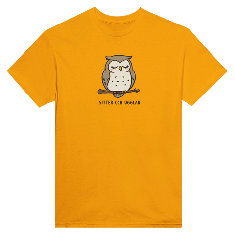 Tecknad sovande uggla på gren med text "SITTER OCH UGGLAR" på gul t-shirt.