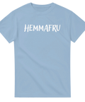 Statement-tryck med texten Hemmafru i vit penselstil på ljusblå t-shirt