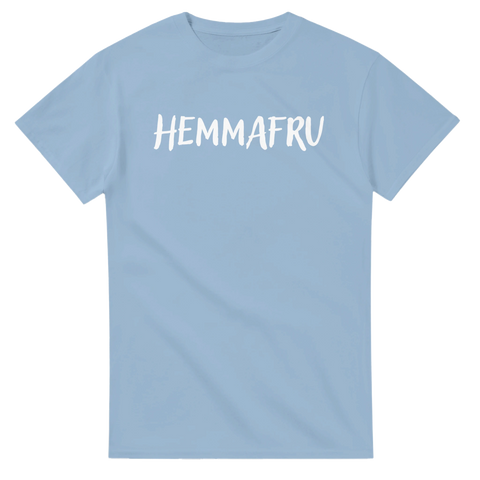Statement-tryck med texten Hemmafru i vit penselstil på ljusblå t-shirt