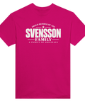 Ceriserosa t-shirt med texten Svensson – A Family of Originals