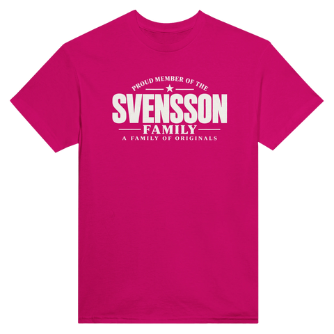 Ceriserosa t-shirt med texten Svensson – A Family of Originals