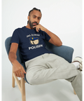 Satiriskt tryck "Jag älskar polisen" med tecknad rumpa i polismössa på marinblå t-shirt.
