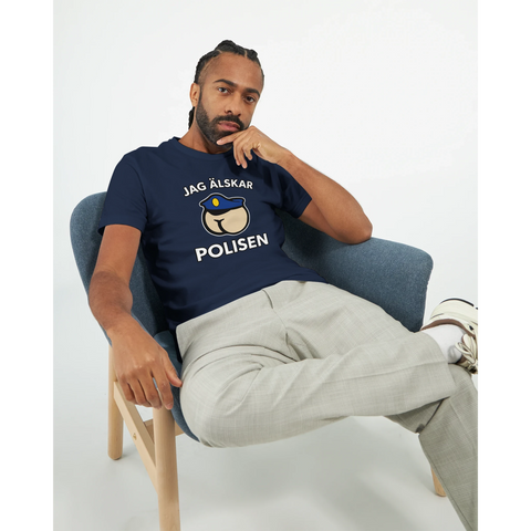 Satiriskt tryck "Jag älskar polisen" med tecknad rumpa i polismössa på marinblå t-shirt.