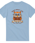Tecknad orange uggla med glasögon läser bok, text "I READ BOOKS AND I KNOW THINGS" på ljusblå t-shirt.
