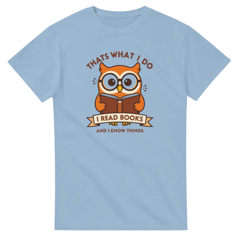 Tecknad orange uggla med glasögon läser bok, text "I READ BOOKS AND I KNOW THINGS" på ljusblå t-shirt.