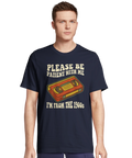 Man i mörk t-shirt med grafiskt statement-tryck i 90-talsstil