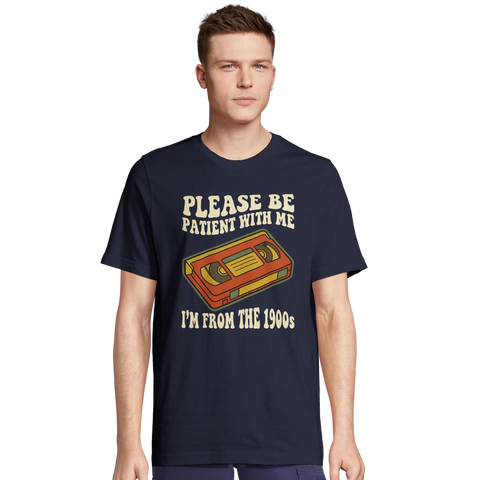 Man i mörk t-shirt med grafiskt statement-tryck i 90-talsstil
