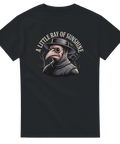 Grafisk illustration av en pestdoktor med korp – ironisk t-shirt i mörk stil