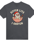 Mörkgrå t-shirt med en tomte i julgröt och texten ”Sitter lite i gröten”.