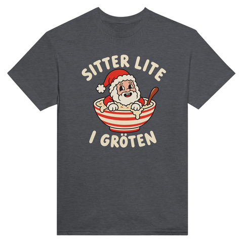 Mörkgrå t-shirt med en tomte i julgröt och texten ”Sitter lite i gröten”.