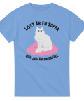 Ljusblå t-shirt med en vit katt på ett rosa moln och texten Livet är en soppa
