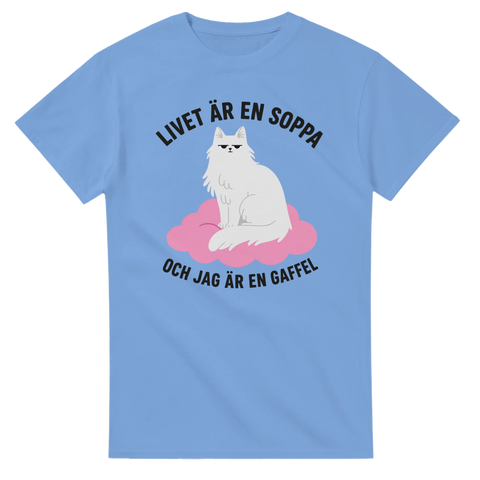 Ljusblå t-shirt med en vit katt på ett rosa moln och texten Livet är en soppa