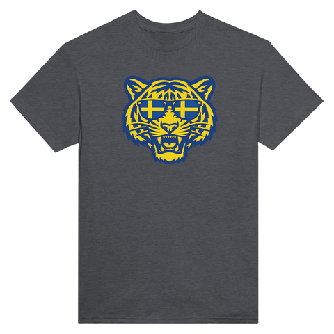 Svensk tiger med solglasögon med svenska flaggan på grå t-shirt.