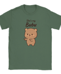 Gulligt björnmotiv med texten She's my Bubu på en olivgrön t-shirt