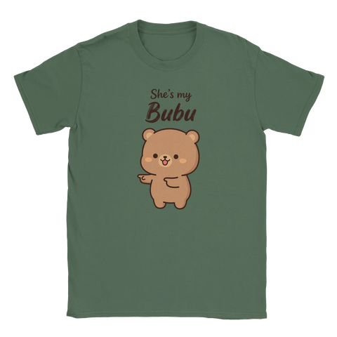 Gulligt björnmotiv med texten She's my Bubu på en olivgrön t-shirt