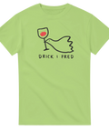Rolig t-shirt med texten Drick i fred och duva – limegrön design