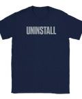 Grå text "UNINSTALL" på mörkblå t-shirt, minimalistisk design.